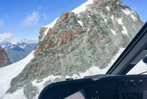 Despite strong winds, Air Zermatt was able to rescue two climbers on the Pollux.