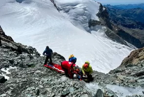 Despite strong winds, Air Zermatt was able to rescue two climbers on the Pollux.