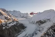 Rot-weisser Helikopter der Air Zermatt über dem Aletschgletscher während eines Rundfluges