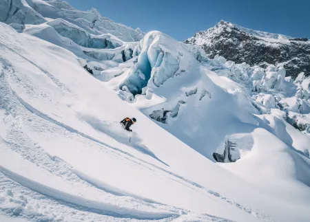 Air Zermatt’s heliskiing group in deep snow against the backdrop of the Valais four-thousand-metre peaks