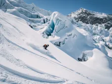 Air Zermatt’s heliskiing group in deep snow against the backdrop of the Valais four-thousand-metre peaks